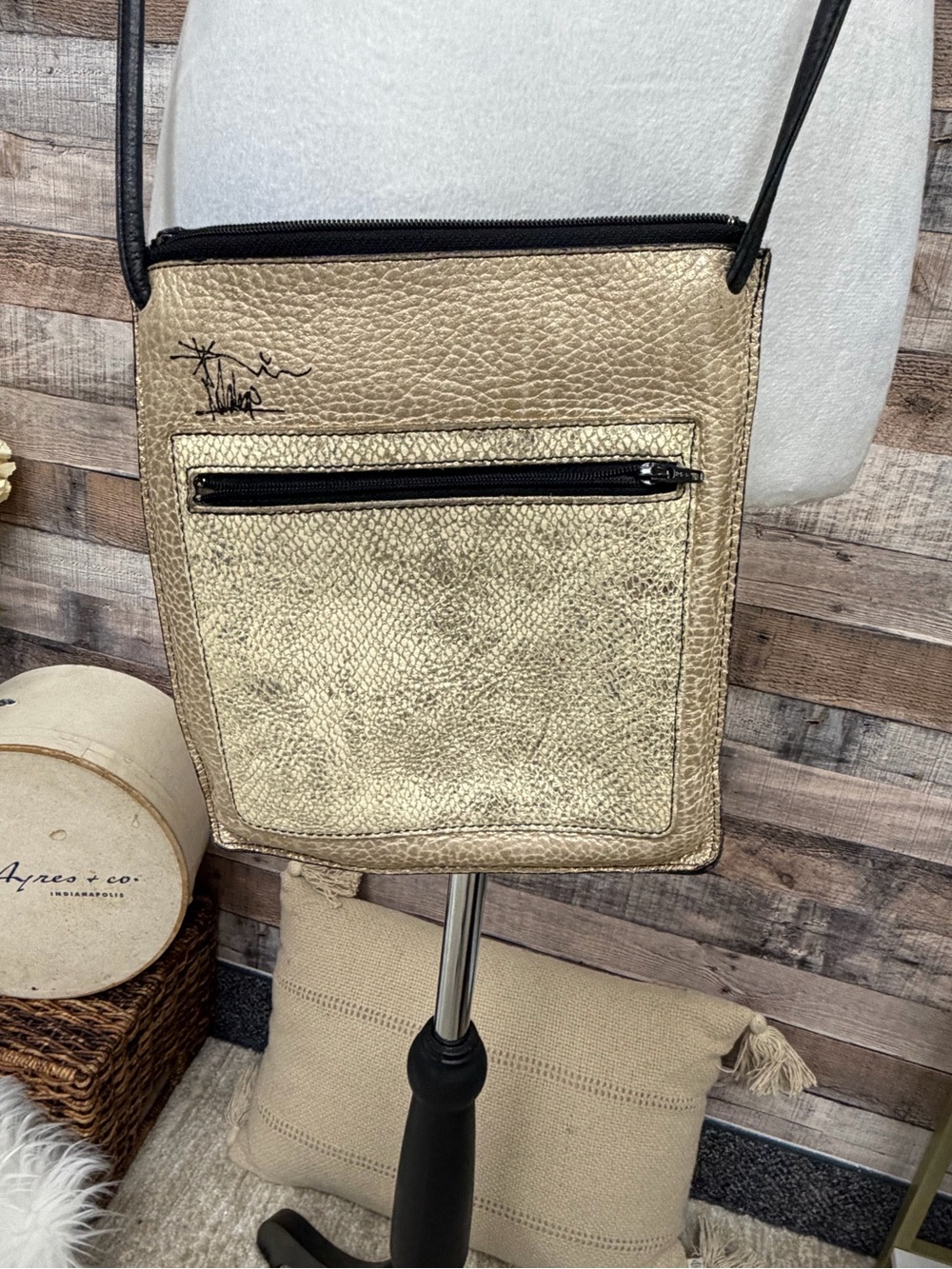Gold Metallic Bag w Black Crossbody Strap OS